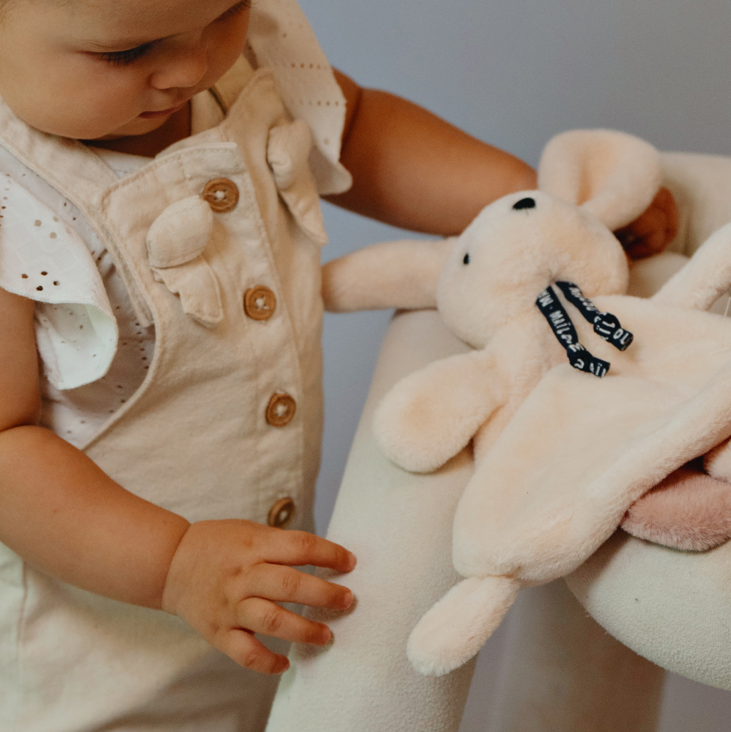 Doudou plat lapin ivoire doux Maïlou