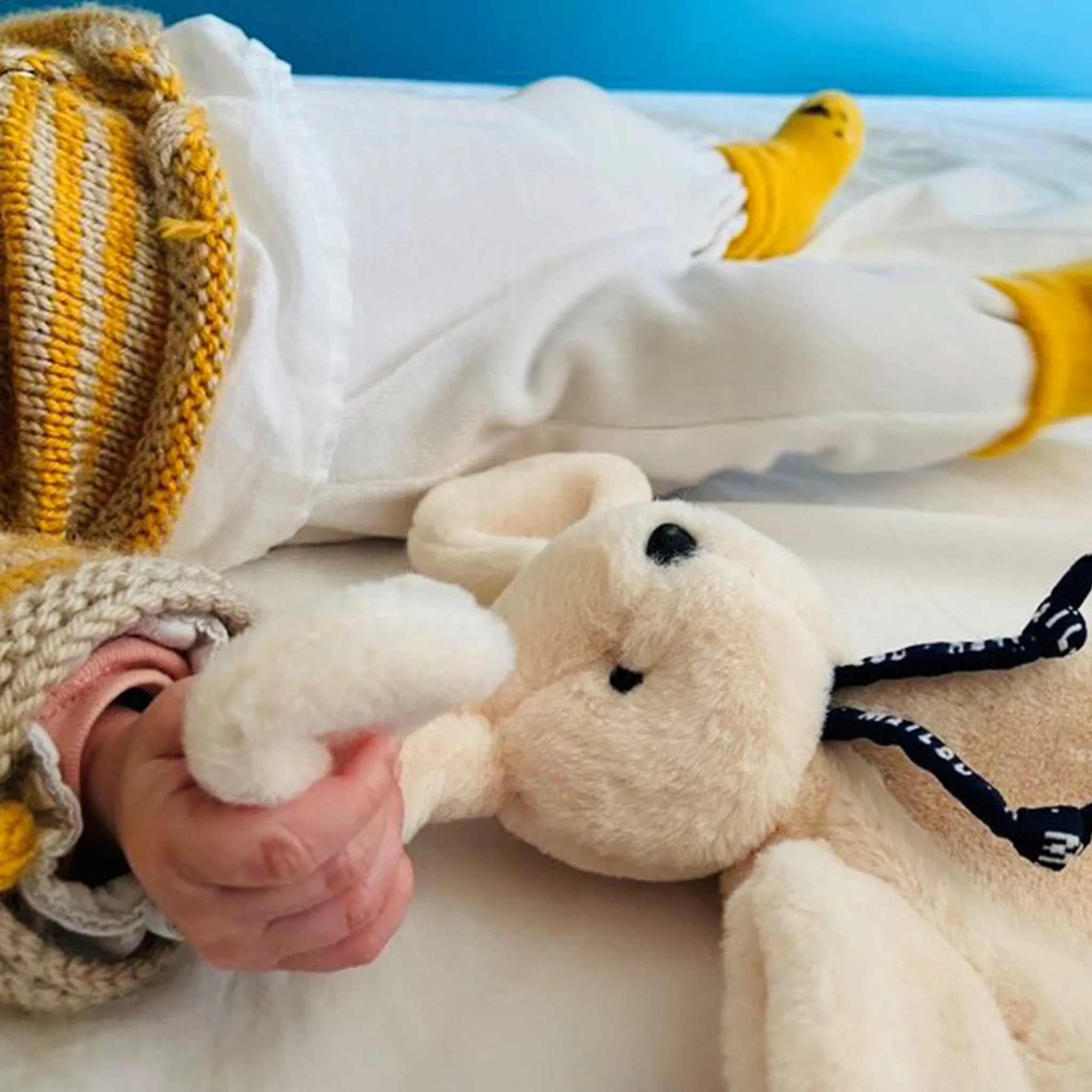 Doudou plat Lapin beige Dorlotin 22 cm - Tout doux pour bébé – Image 7