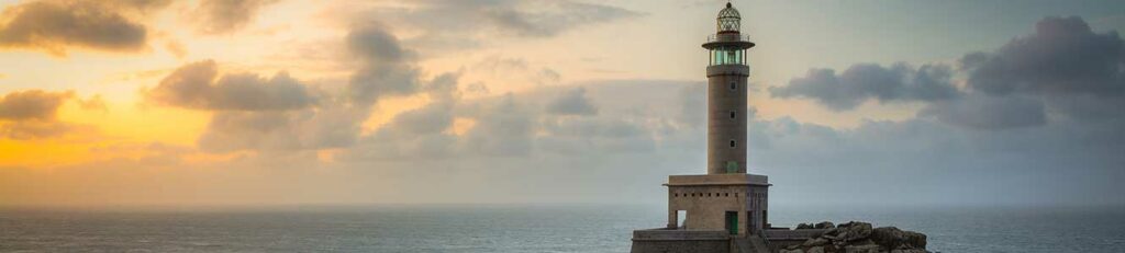 phare breton avec la mer