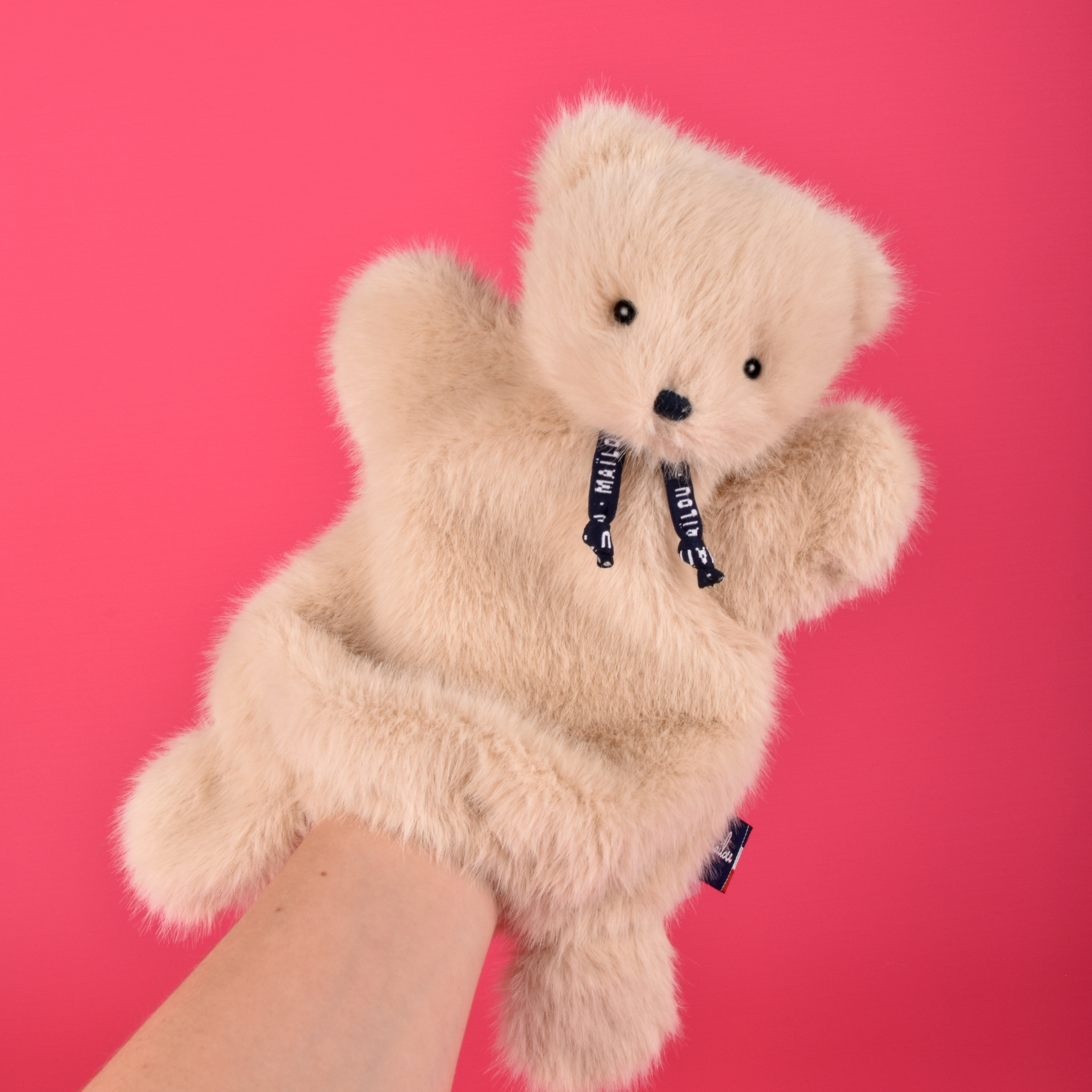 Marionnette ourson Sowen couleur sable, peluche artisanale douce et moelleuse fabriquée à la main en Bretagne, avec ruban bleu marine Maïlou