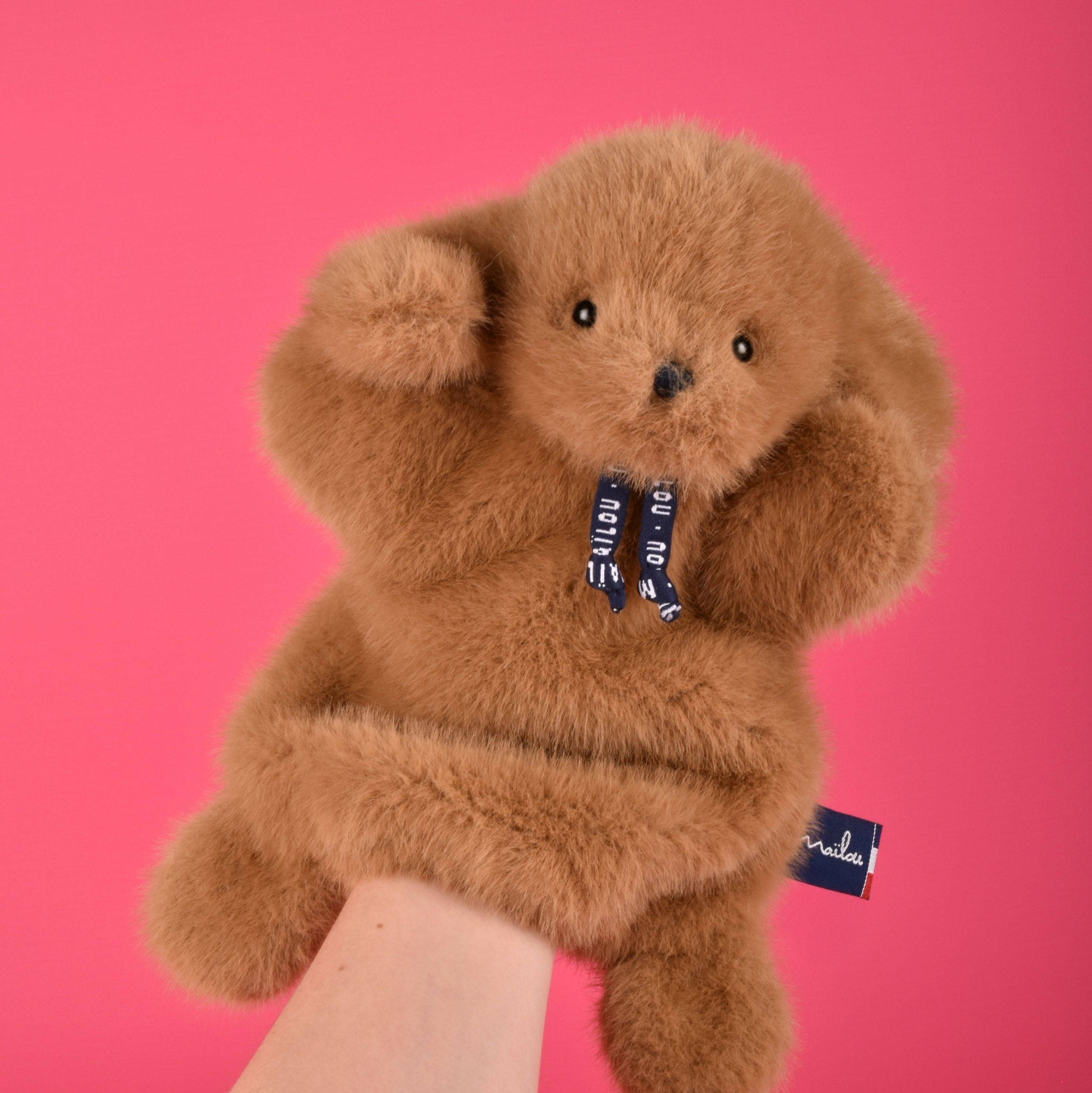 Marionnette chien Sowen couleur caramel salé, peluche artisanale douce et moelleuse fabriquée à la main en Bretagne, signée Maïlou